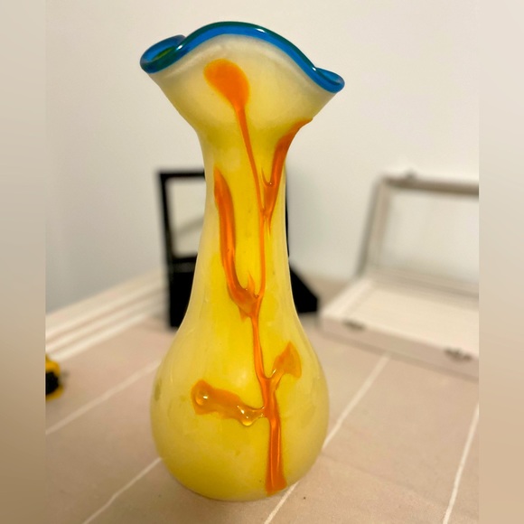 Vintage yellow with blue ruffle cased glass w/applied coloured - Picture 1 of 8